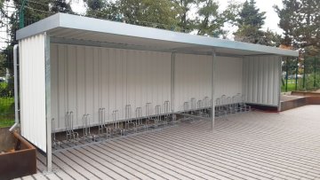 Přístřešek na kola VRANOV s řadou stojanů FUN a FUN BN – instalace Praha Malešice
