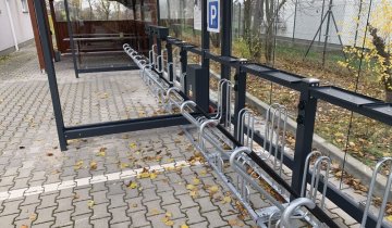 Exkluzivní stojany na kola z modelové řady FUN 500 BN s nadstavbovou konstrukcí pro nabíjení elektrokol včetně odkládací plochy pro nabíjecí zdroje