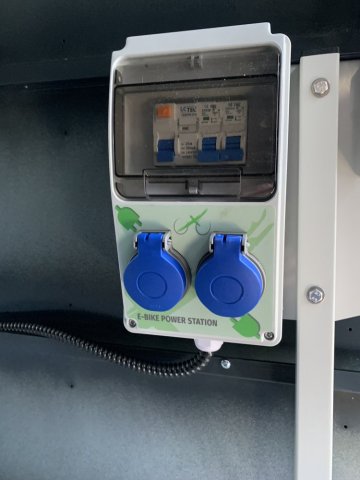 Boxy na kola z modelové řady PS + OS (sedlová střecha/oblouková střecha). Robustní ocelová konstrukce. Modulární řešení. Možnost nabíjení elektrokol. Boxy na kola z modelové řady PS + OS (sedlová střecha/oblouková střecha). Robustní ocelová konstrukce. Modulární řešení. Možnost nabíjení elektrokol.