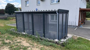 Uzamykatelný přístřešek_tahokov_RAL 7016 - Město Vlašim (4) Uzamykatelný přístřešek_tahokov_RAL 7016 - Město Vlašim (4)