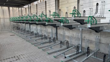 Dvoupatrové stojany na kola_Bosch Powertrain s.r.o._Kolárna_Jihlava - Na Dolech 4A (2)
