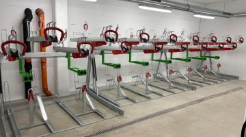 Dvoupatrové stojany na kola EASYLIFT 500 s nabíjecím ramenem s odkládací plochou DPS 20 pro nabíjení baterií elektrokol_Kolárna_Apartmánový dům - Vista (C)_Dolní Morava