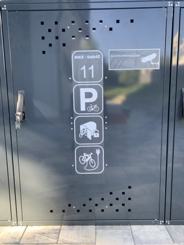 Boxy na kola z modelové řady PS + OS (sedlová střecha/oblouková střecha). Robustní ocelová konstrukce. Modulární řešení. Možnost nabíjení elektrokol. Boxy na kola z modelové řady PS + OS (sedlová střecha/oblouková střecha). Robustní ocelová konstrukce. Modulární řešení. Možnost nabíjení elektrokol.