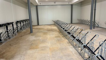 Kolárna pro 116 kol s nabíjením elektrokol – Slatinné lázně Třeboň