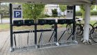 Kombinovaný stojan na kola a koloběžky s nabíjením baterií elektrokol a elektrokoloběžek