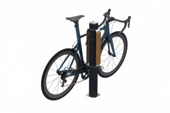 Opěrný stojan na kolo s dřevěným obložením_METALEAN e-Bike_uzamčení rámu jízdního kola_integrované venkovní zásuvky 230 v pro nabíjení elektrokol