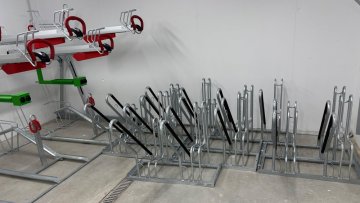 Stojany na kola na zem FUN 500 s opěrným rámem_Kolárna-Lyžárna_Apartmánový dům - Vista (C)_Dolní Morava