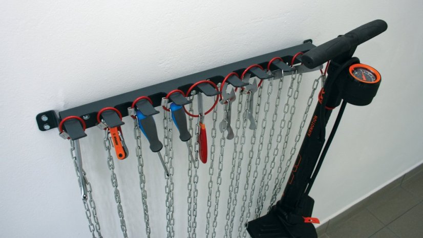 Servisní set nářadí pro opravu a dofouknutí jízdních kol_META-TOOLER_montáž na zeď