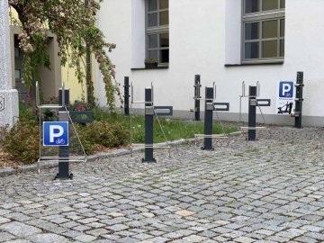 Designový stojan na kolo METAWIRE s možností uzamčení rámu jízdního kola. Určeno pro jízdní kol a elektrokola do šíře pláště 70 mm