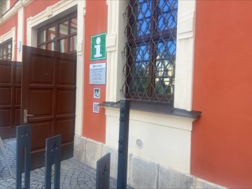 Nabíjecí sloupek na elektrokola_CM 1400_město Ostrov (1) Nabíjecí sloupek na elektrokola_CM 1400_město Ostrov (1)