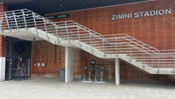 Multifunkční stojan na kola s několika možnostmi nabíjení elektrokol - Město Vlašim
