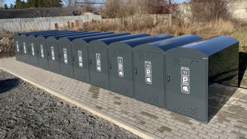 Boxy na kola z modelové řady OS (oblouková střecha). Robustní ocelová konstrukce. Modulární řešení. Možnost nabíjení elektrokol.