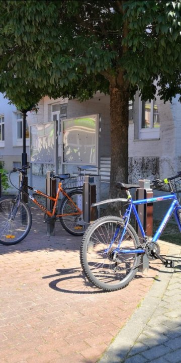 METALEAN BASIC - inovativní opěrný stojan na kola šetřící nutný prostor pro instalaci, s dřevěným obložením a možností nabíjení elektrokol