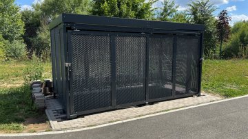 Uzamykatelný přístřešek_tahokov_RAL 7016 - Město Vlašim (1)