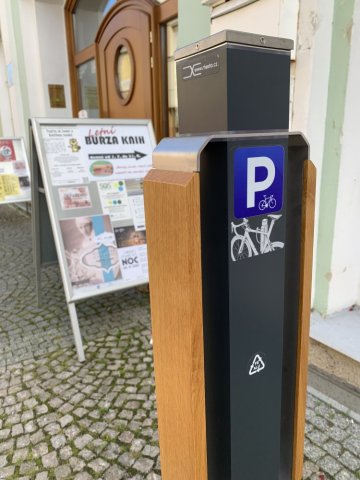 METALEAN BASIC - inovativní opěrný stojan na kola s dřevěným obložením