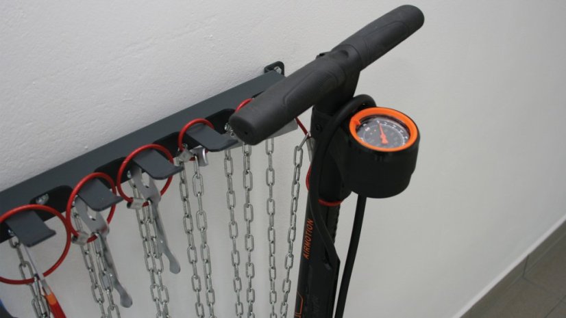 Servisní set nářadí pro opravu a dofouknutí jízdních kol_META-TOOLER_montáž na zeď