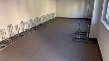 Kolárna_Kolej - VŠE_Jarov - Stojany na kola na zem z modelové řady FUN BN pro jízdní kola a elektrokola do šíře pláště 64 mm doplněné o servisní set Meta-Tooler. 