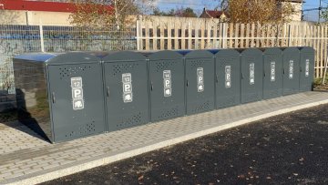 Boxy na kola z modelové řady OS (oblouková střecha). Robustní ocelová konstrukce. Modulární řešení. Možnost nabíjení elektrokol.