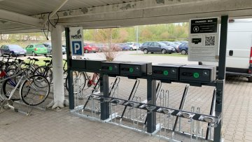 Nový kombinovaný stojan na kola a koloběžky s nabíjecími možnostmi - Mexta, spol. s r.o. Nový kombinovaný stojan na kola a koloběžky s nabíjecími možnostmi - Mexta, spol. s r.o.
