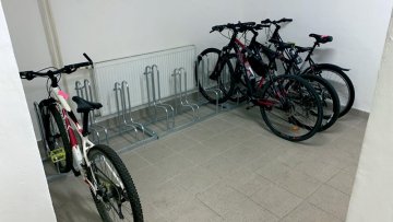 Kolárna_Kolej - VŠE_Roooseveltova - Stojany na kola na zem z modelové řady FUN BN pro jízdní kola a elektrokola do šíře pláště 64 mm doplněné o servisní set Meta-Tooler. 