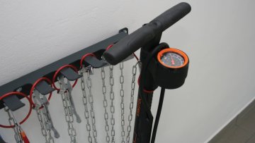 Servisní set nářadí pro opravu a dofouknutí jízdních kol_META-TOOLER_montáž na zeď