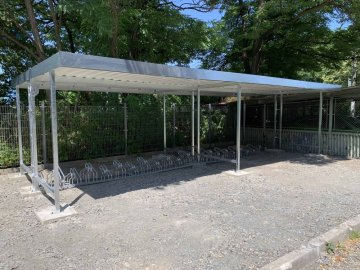 Přístřešek pro kola_VRANOV - V44 + V45-oboustranný-základní a přídavný modul_žárově zinkovaná konstrukce_Mexta