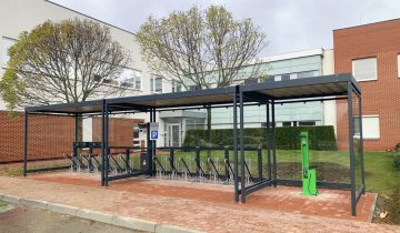 Prémiové zastřešení LIPNO_Stojany na kola s integrovanou elektrickou venkovní zásuvkou 230 V a odkládací plochou pro nabíjecí zdroje_FUN 500 BN 230 V_Servisní stojan pro kola