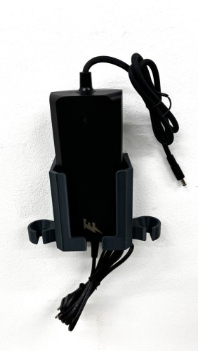 Univerzální držák nabíjecího zdroje pro elektrokola