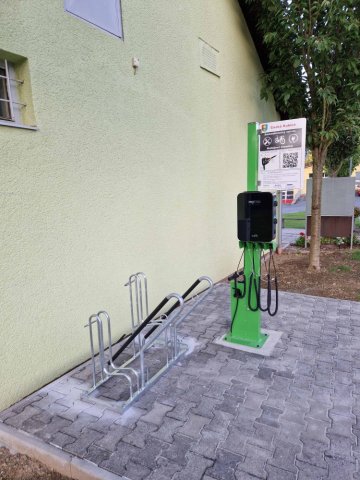 Servisní stojan na kolo doplněný o nabíjecí stanici pro elektrokola - METASCORE Servisní stojan na kolo doplněný o nabíjecí stanici pro elektrokola - METASCORE