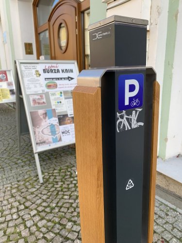METALEAN BASIC - inovativní opěrný stojan na kola s dřevěným obložením