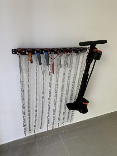 Servisní set nářadí pro opravu a dofouknutí jízdních kol_META-TOOLER_montáž na zeď
