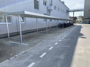 Přístřešek pro kola_VRANOV - V14 + 6xV15 - jednostranný-základní a přídavný modul_žárově zinkovaná konstrukce_Mexta