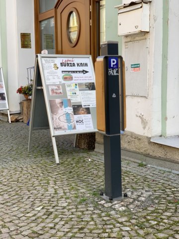 METALEAN BASIC - inovativní opěrný stojan na kola šetřící nutný prostor pro instalaci, s dřevěným obložením a možností nabíjení elektrokol