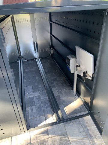 Boxy na kola z modelové řady PS + OS (sedlová střecha/oblouková střecha). Robustní ocelová konstrukce. Modulární řešení. Možnost nabíjení elektrokol. Boxy na kola z modelové řady PS + OS (sedlová střecha/oblouková střecha). Robustní ocelová konstrukce. Modulární řešení. Možnost nabíjení elektrokol.
