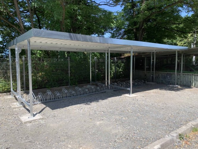 Přístřešek pro kola_VRANOV - V44 + V45-oboustranný-základní a přídavný modul_žárově zinkovaná konstrukce_Mexta