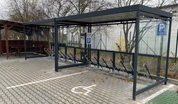 Prémiové zastřešení LIPNO_Stojany na kola s integrovanou elektrickou venkovní zásuvkou 230 V a odkládací plochou pro nabíjecí zdroje_FUN 500 BN 230 V
