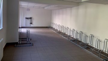Kolárna_Kolej - VŠE_Jarov - Stojany na kola na zem z modelové řady FUN BN pro jízdní kola a elektrokola do šíře pláště 64 mm doplněné o servisní set Meta-Tooler. 