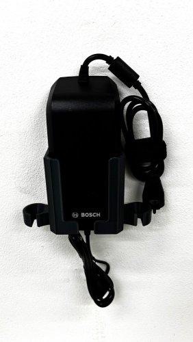 Univerzální držák nabíjecího zdroje pro elektrokola