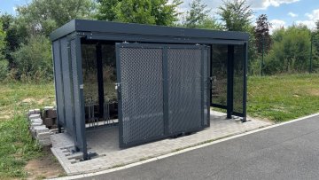 Uzamykatelný přístřešek_tahokov_RAL 7016 - Město Vlašim (3) Uzamykatelný přístřešek_tahokov_RAL 7016 - Město Vlašim (3)