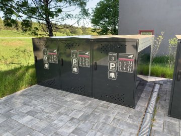Boxy na kola z modelové řady PS (sedlová střecha). Robustní ocelová konstrukce. Modulární řešení. Možnost nabíjení elektrokol.